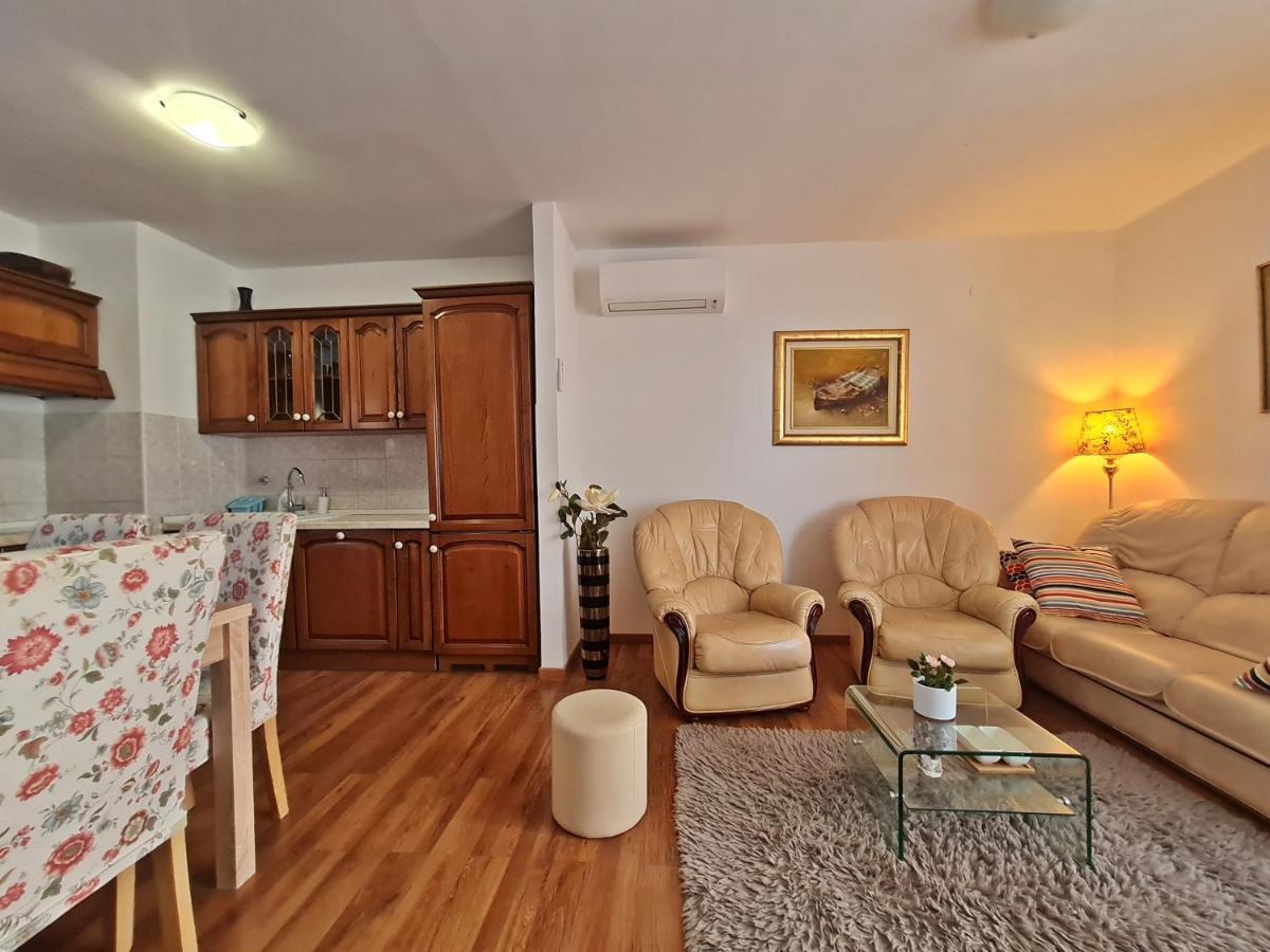 Nina Marie Ii Apartament
